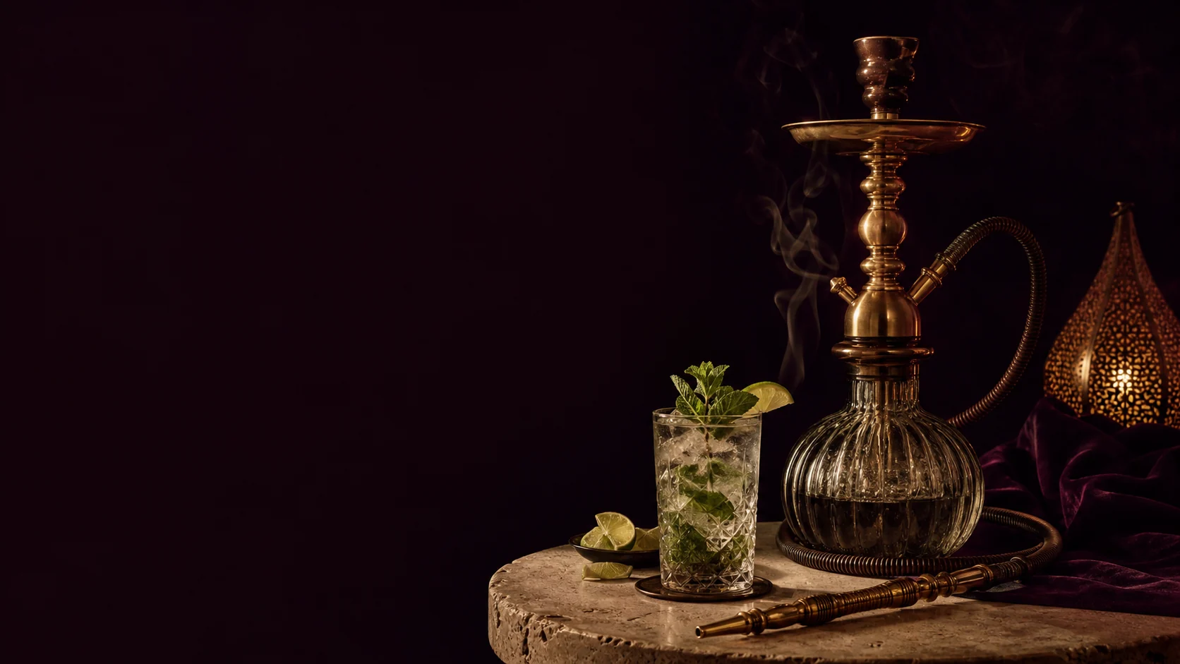 Bodegón elegante de cachimba y cóctel