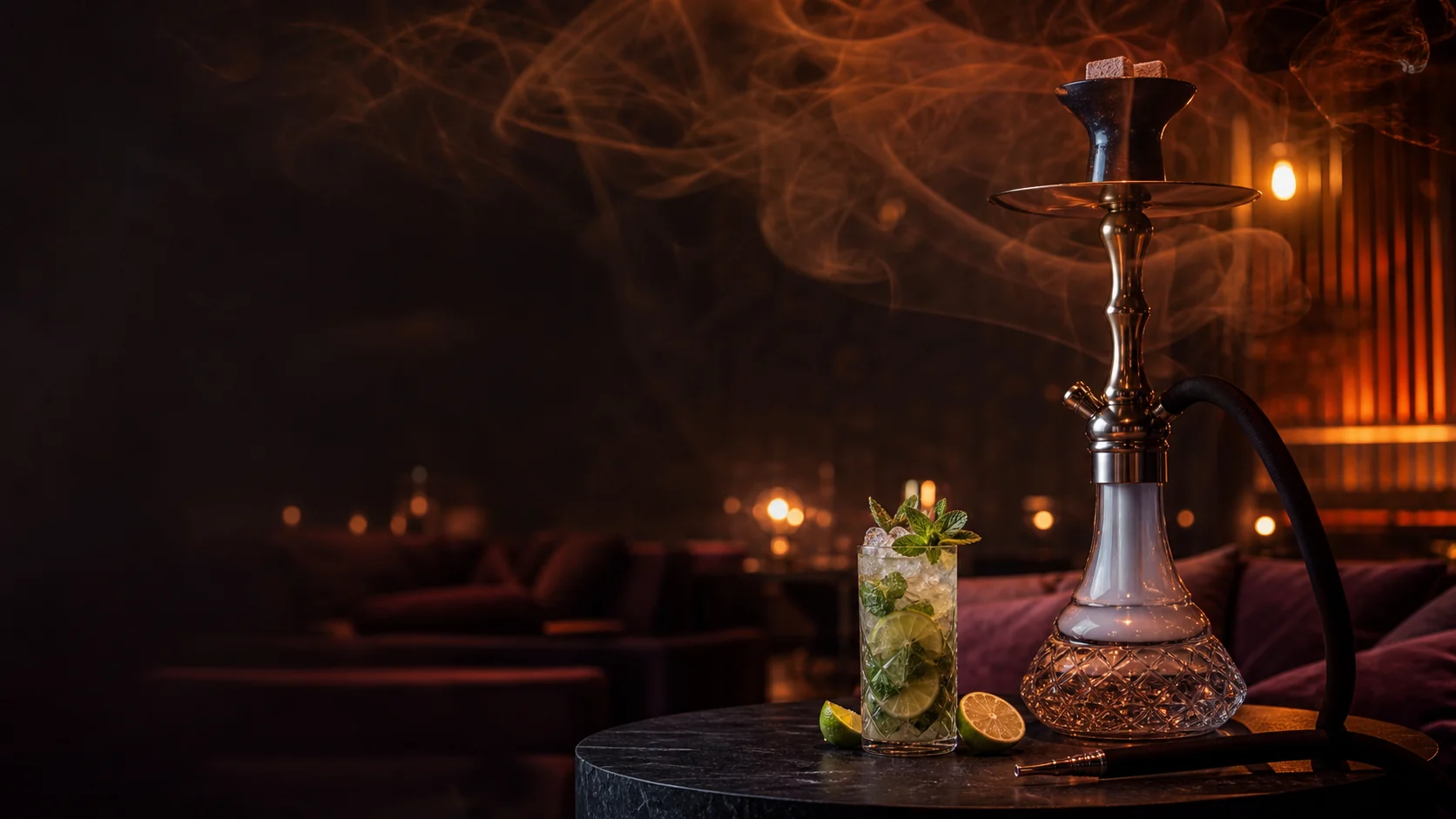 Cachimba y cóctel en un lounge oscuro y cálido
