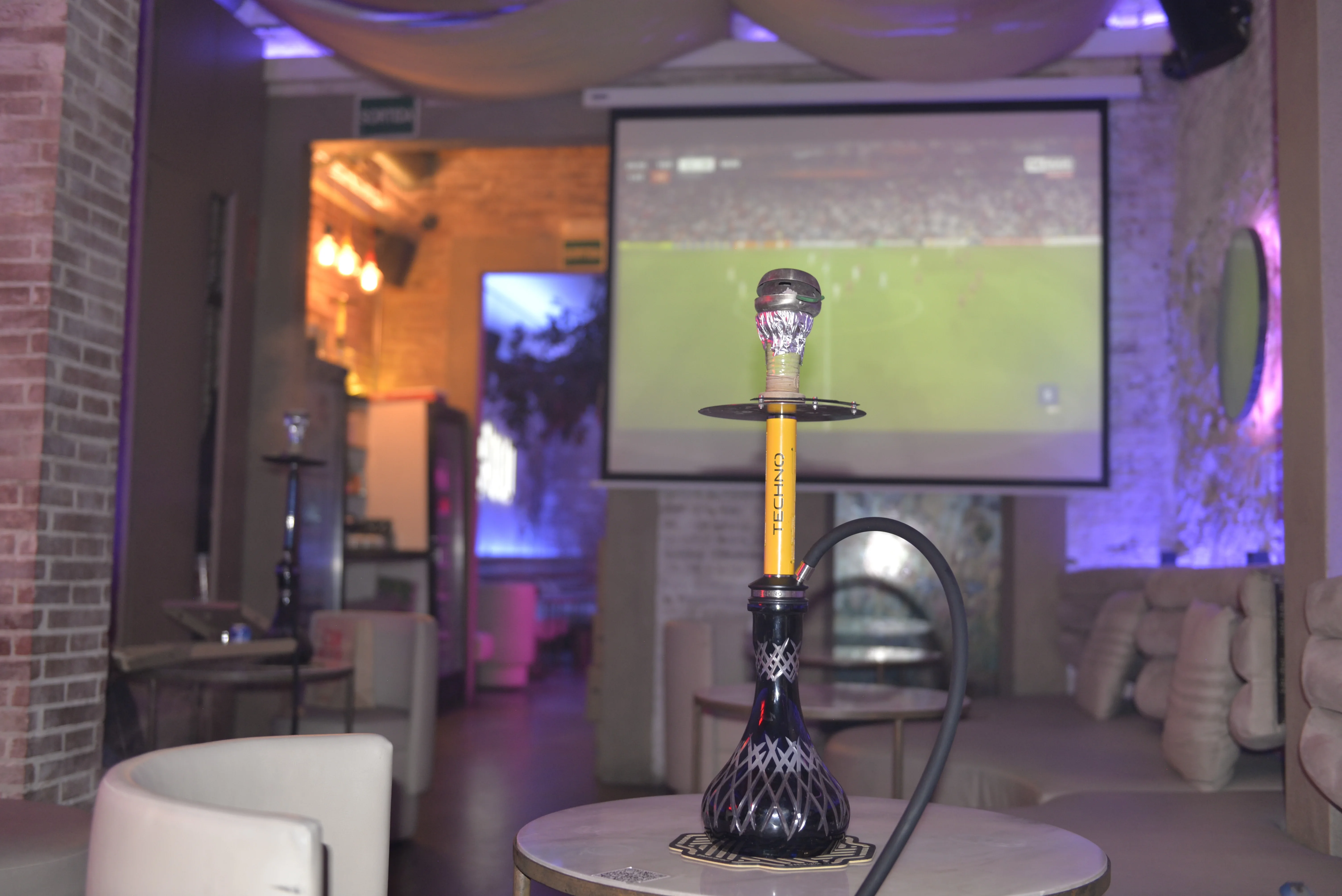 Pantalla deportiva y cachimba en Mellow